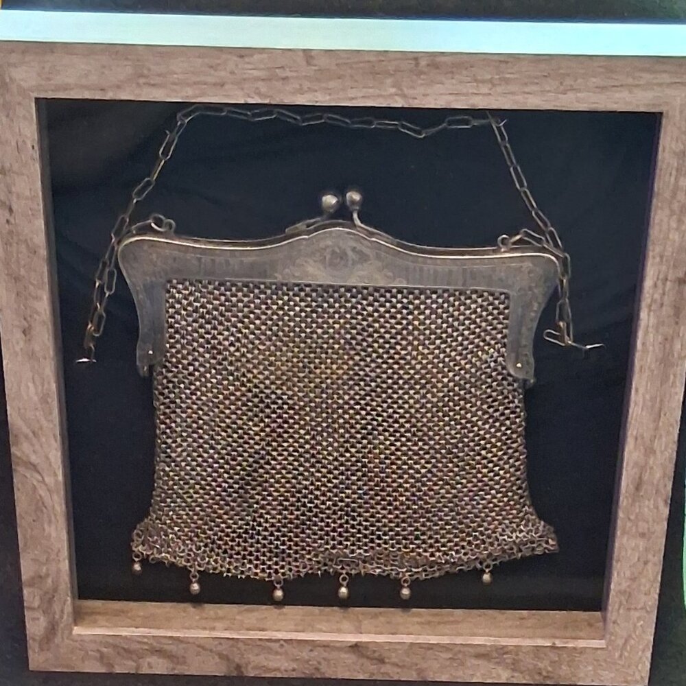 Shimmering (1910-1920) German-Ag Mesh Coin Pouch with Crest Plate & Talon Zipper